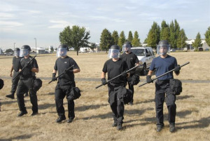 Portland Police Rapid Response Team officers train with the 142nd Fighter Wing Security Forces Squadron (Creative Commons)